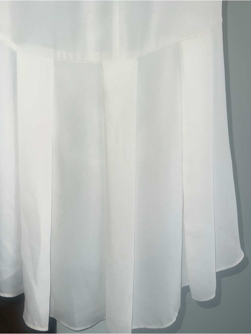 Vince  camuto Sheer And Flowy Buttercream Top Size L NWT - Picture 4 of 9